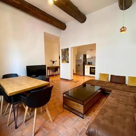Centre Ville, Vieux Port 65m2 Apartment